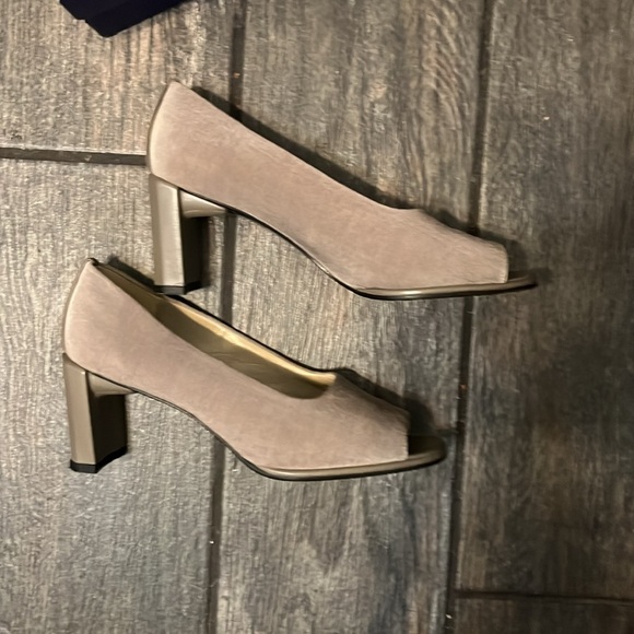 Stuart Weitzman peep toe pumps - Picture 3 of 4